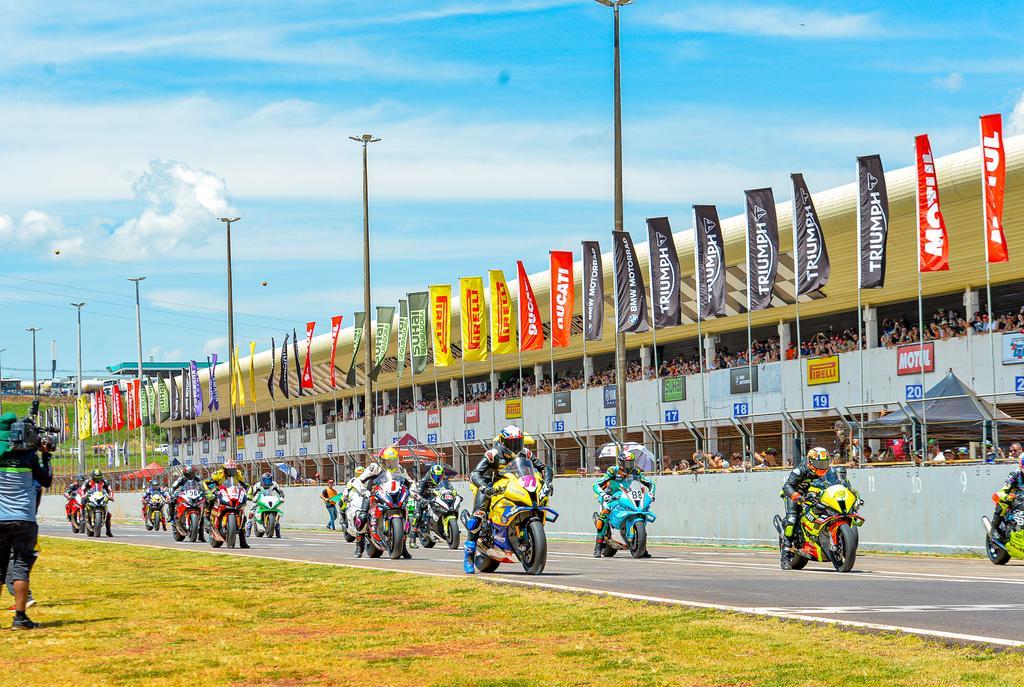 GP Paraná reúne mais de 120 pilotos na pista mais curta e mais rápida do calendário do MOTO1000GP
