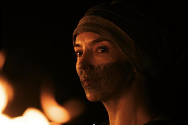 Jodie Comer mostra a força feminina de Irmã Brigid em A Morte de Robin Hood