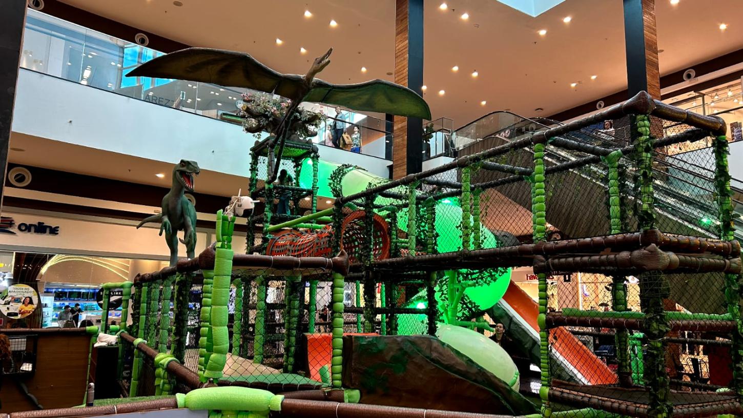 Jurassic Kids transforma Uberlândia Shopping em uma grande aventura pré-histórica nas férias escolares