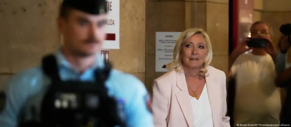 Justiça condena Le Pen, mas deixa janela para candidatura
