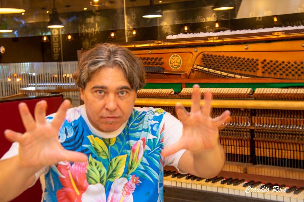 Kiko Continentino recebe estrelas da MPB em concerto de aniversário no Vinícius Show Bar, em Ipanema
