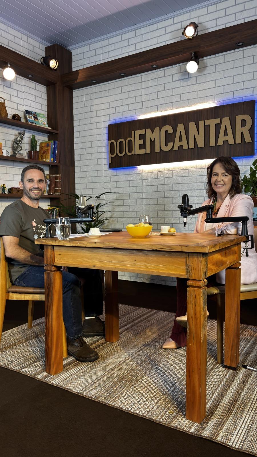 Novo episódio do podEMCANTAR recebe Mônica Cunha para uma conversa sobre o poder da palavra