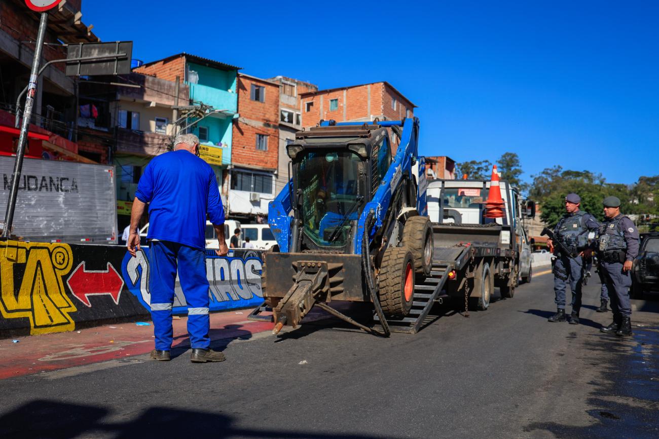 PM de SP realiza nova etapa de retirada de barricadas e lombadas irregulares em Paraisópolis