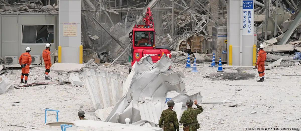 Socorristas buscam sobreviventes após terremoto no Japão