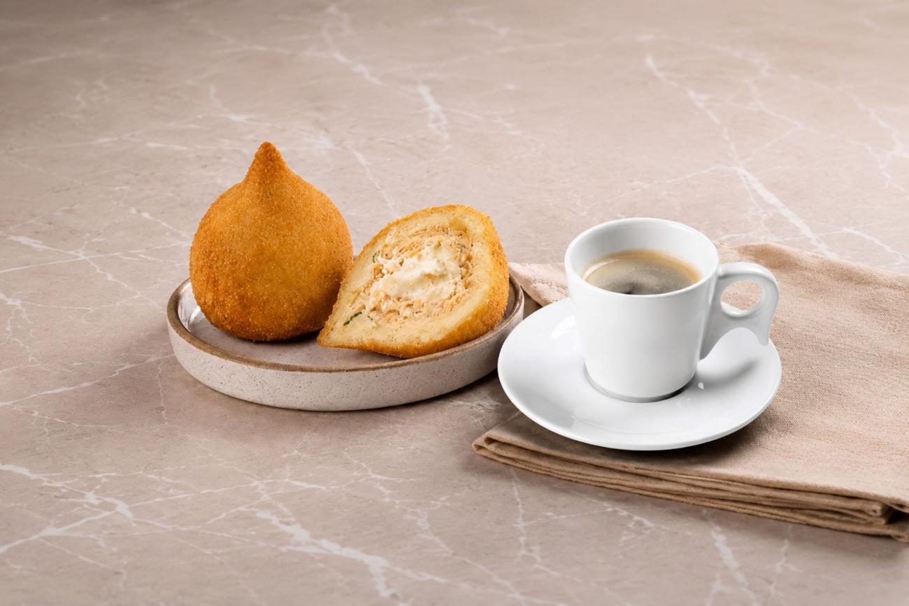 Sodiê Doces oferece café expresso na compra de coxinha em ação nacional nas mais de 400 lojas da rede