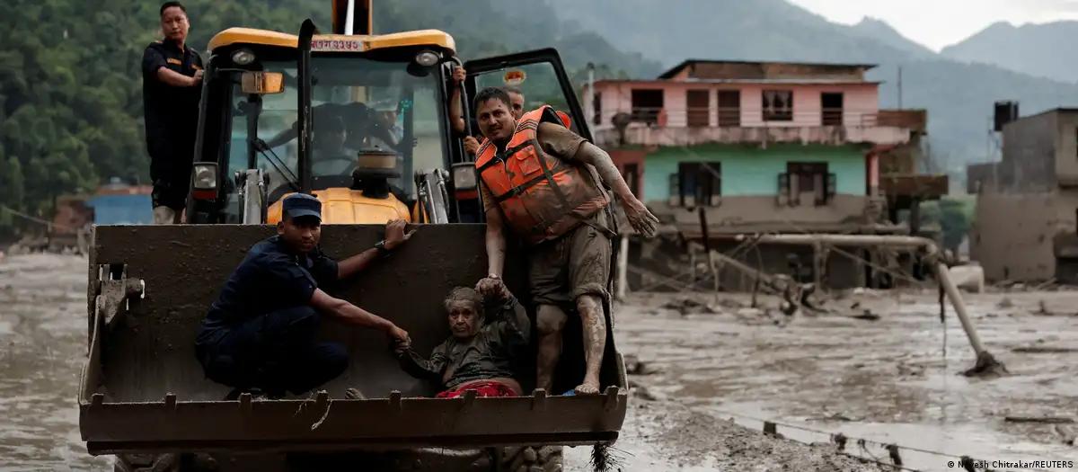 Avalanche deixa centenas de turistas desaparecidos no Nepal