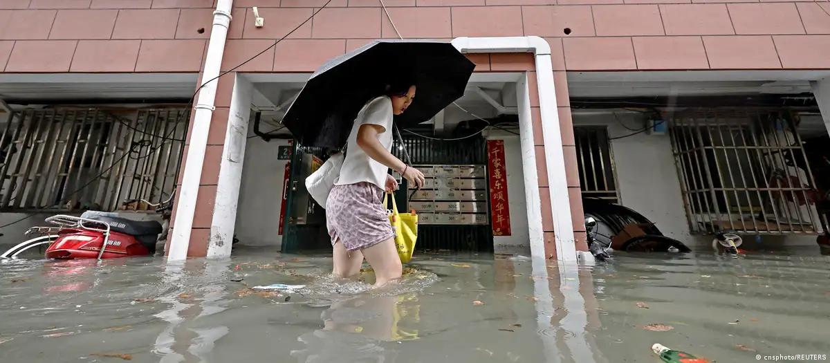 Ciclone provoca inundações e caos aéreo na China