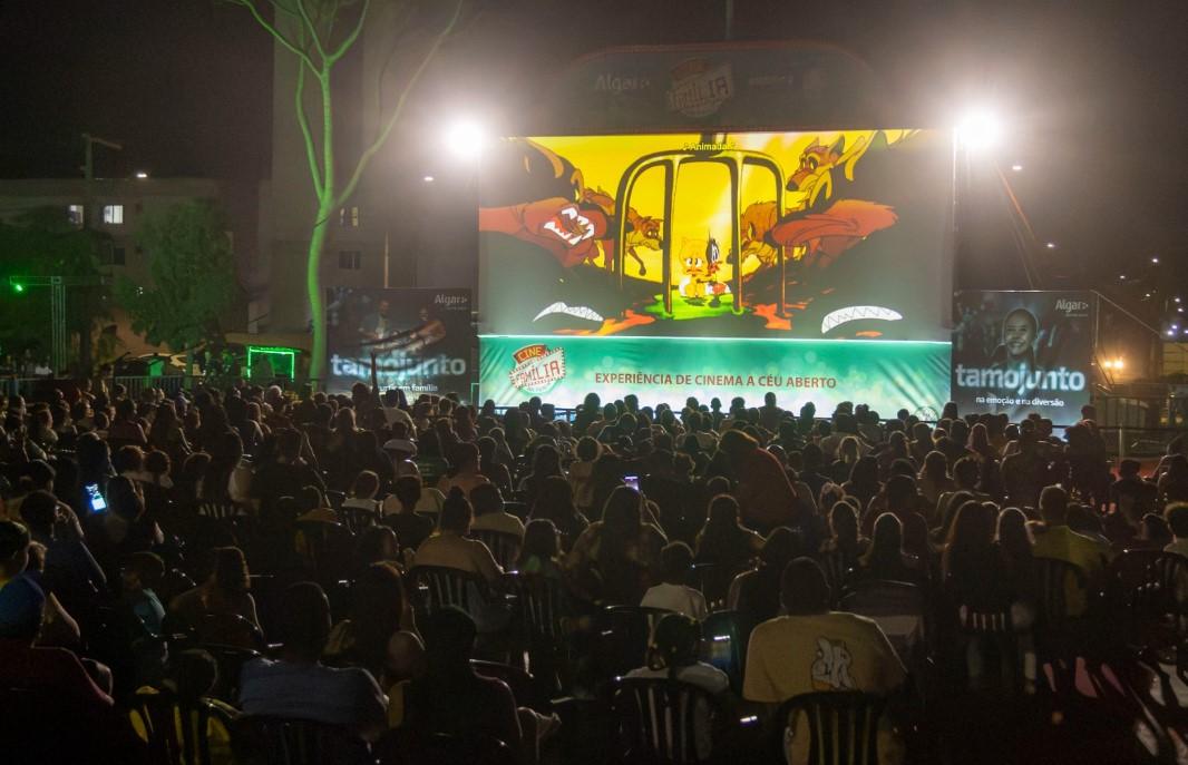 Cine Família na Praça reuniu diferentes gerações em Uberlândia