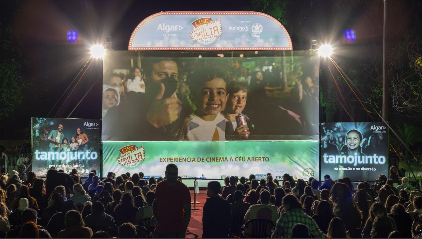 Cinema a céu aberto reúne público em mais uma edição do Cine Família na Praça em Carmo do Paranaíba
