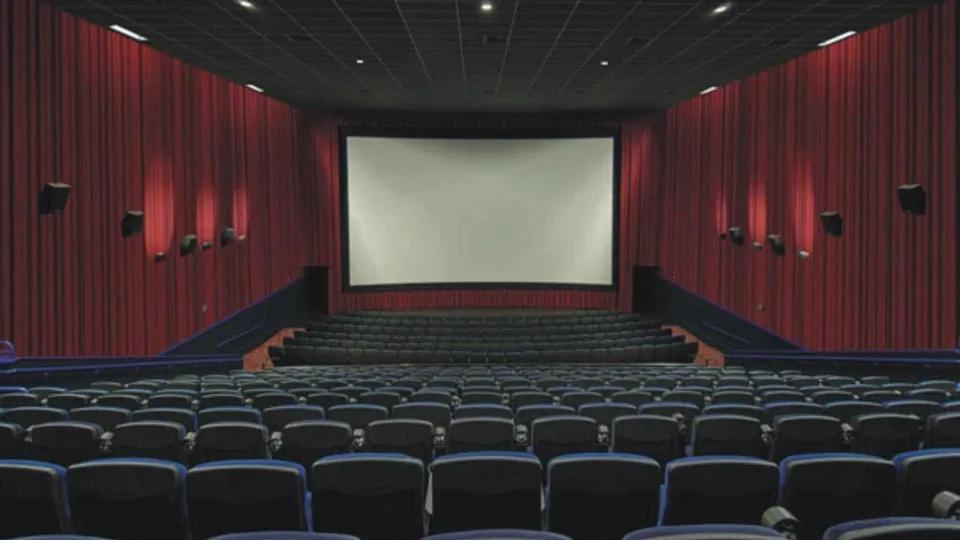 Cinemas ampliam uso de filmes mais curtos e antigos para alcançar a Cota de Tela 