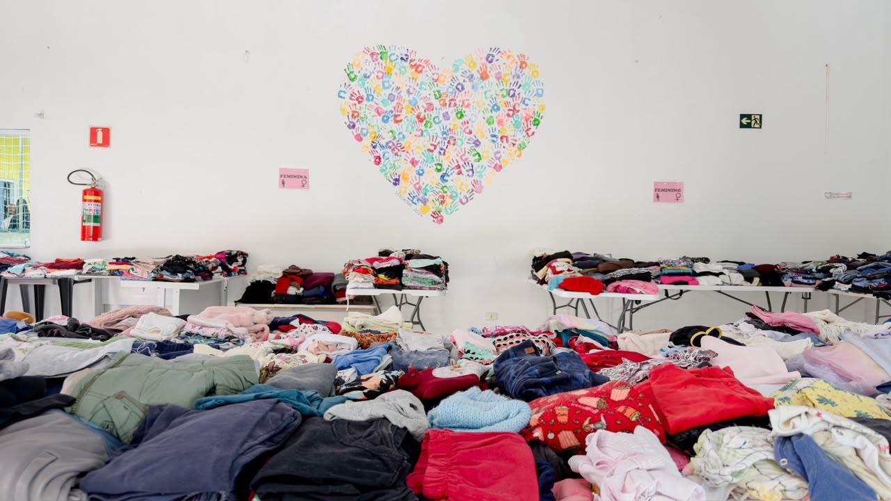 Em São Bernardo, Fundo Social cria 'Cabide Solidário Itinerante' e leva bazar gratuito de roupas à comunidade no Pós-Balsa