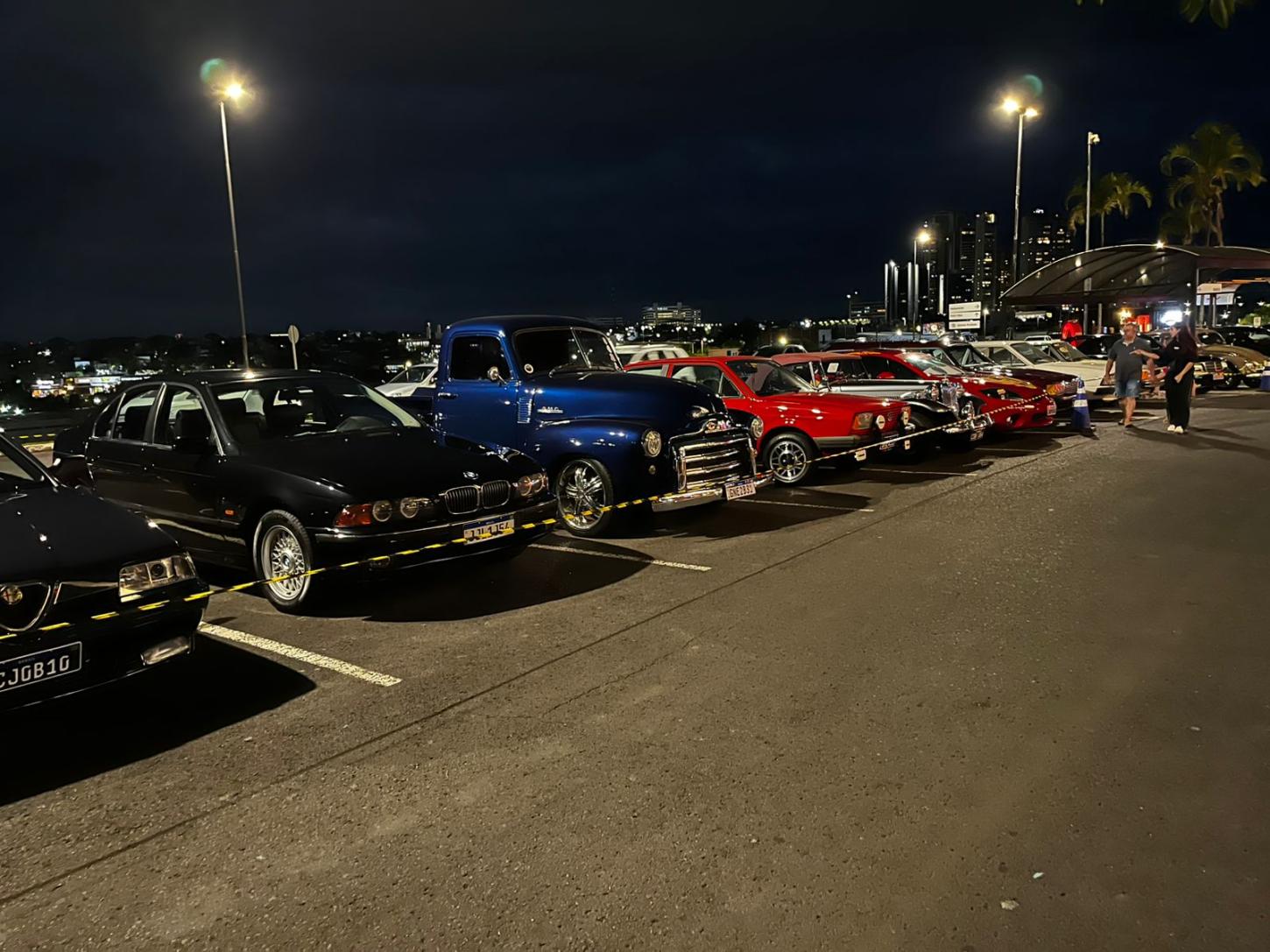 Encontro de carros antigos reúne modelos clássicos e diferentes gerações no Uberlândia Shopping