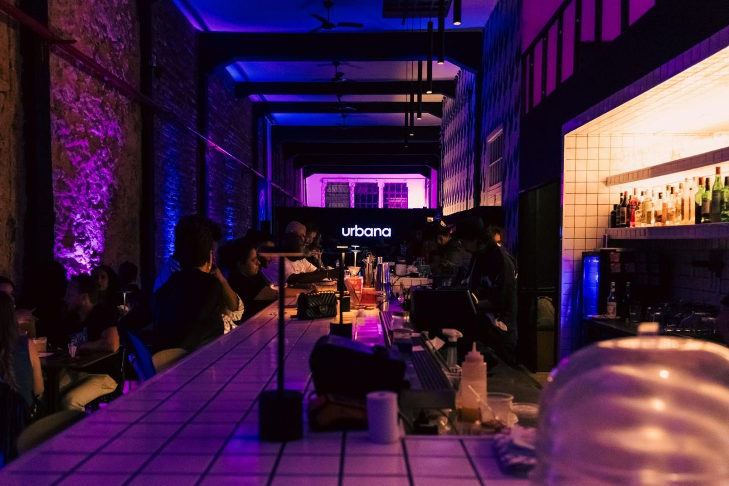 Hoje é dia de 'Sweet Black Songs' na Urbana Coquetelaria, no Centro Histórico de Santos com muito R&B, Soul e Black Music