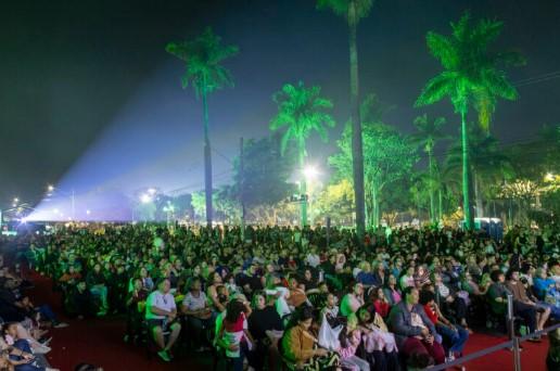 Mais de 1.500 pessoas participam do Cine Família na Praça em Uberaba
