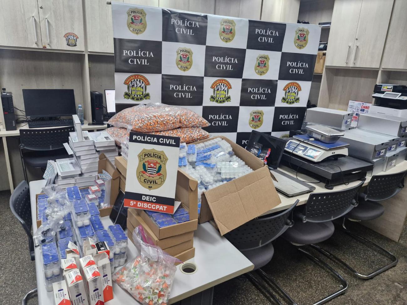 Polícia de SP fecha laboratório clandestino de medicamentos na capital