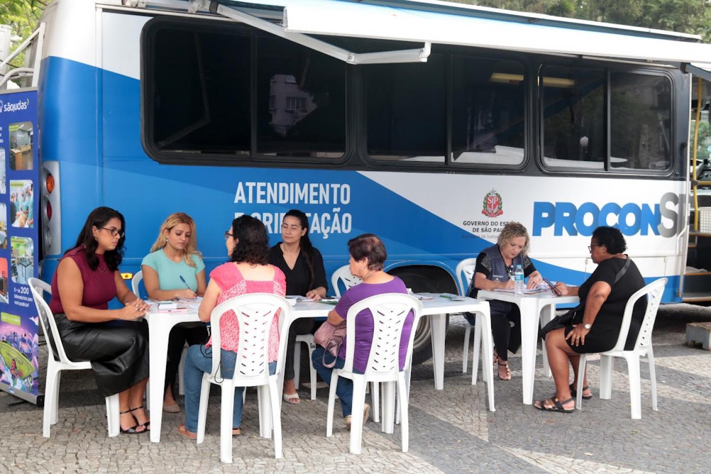 Procon Móvel atende consumidores em morro de Santos nesta sexta