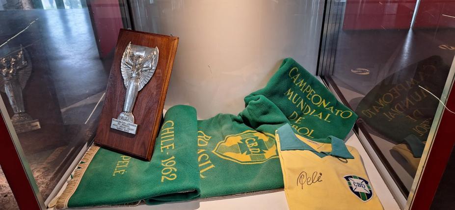 Quatro novas peças da história das Copas do Mundo chegam ao Museu Pelé, em Santos