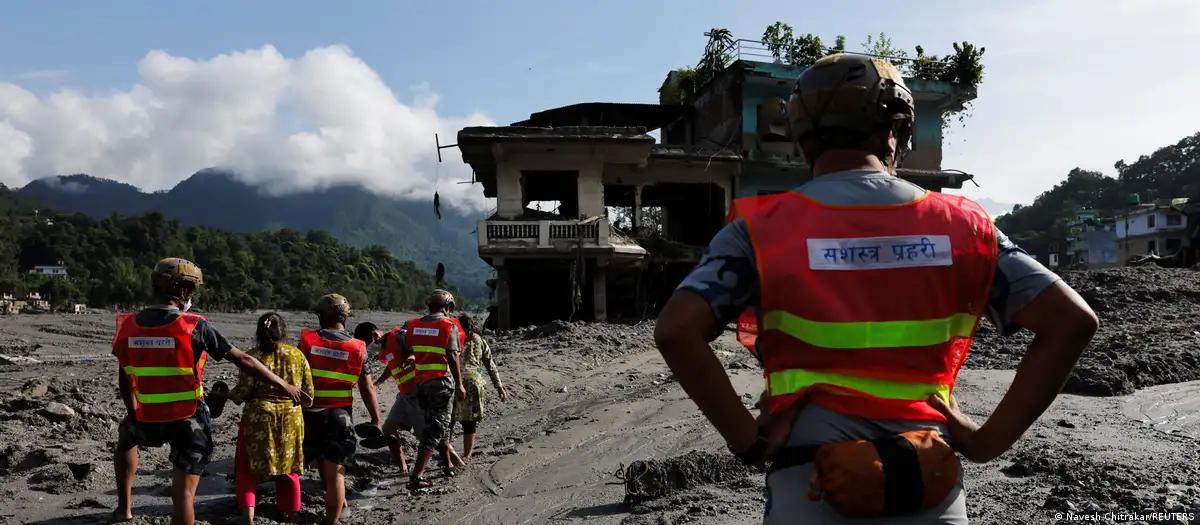 Risco de nova enxurrada suspende resgate no Nepal 