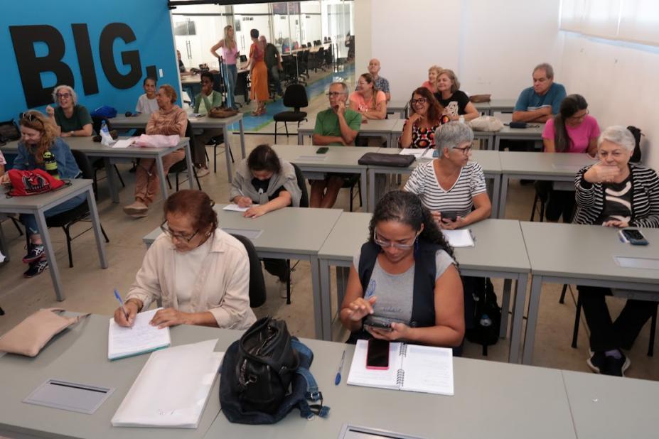 Santos abre 130 vagas em curso gratuito de tecnologia e segurança digital para público 50+