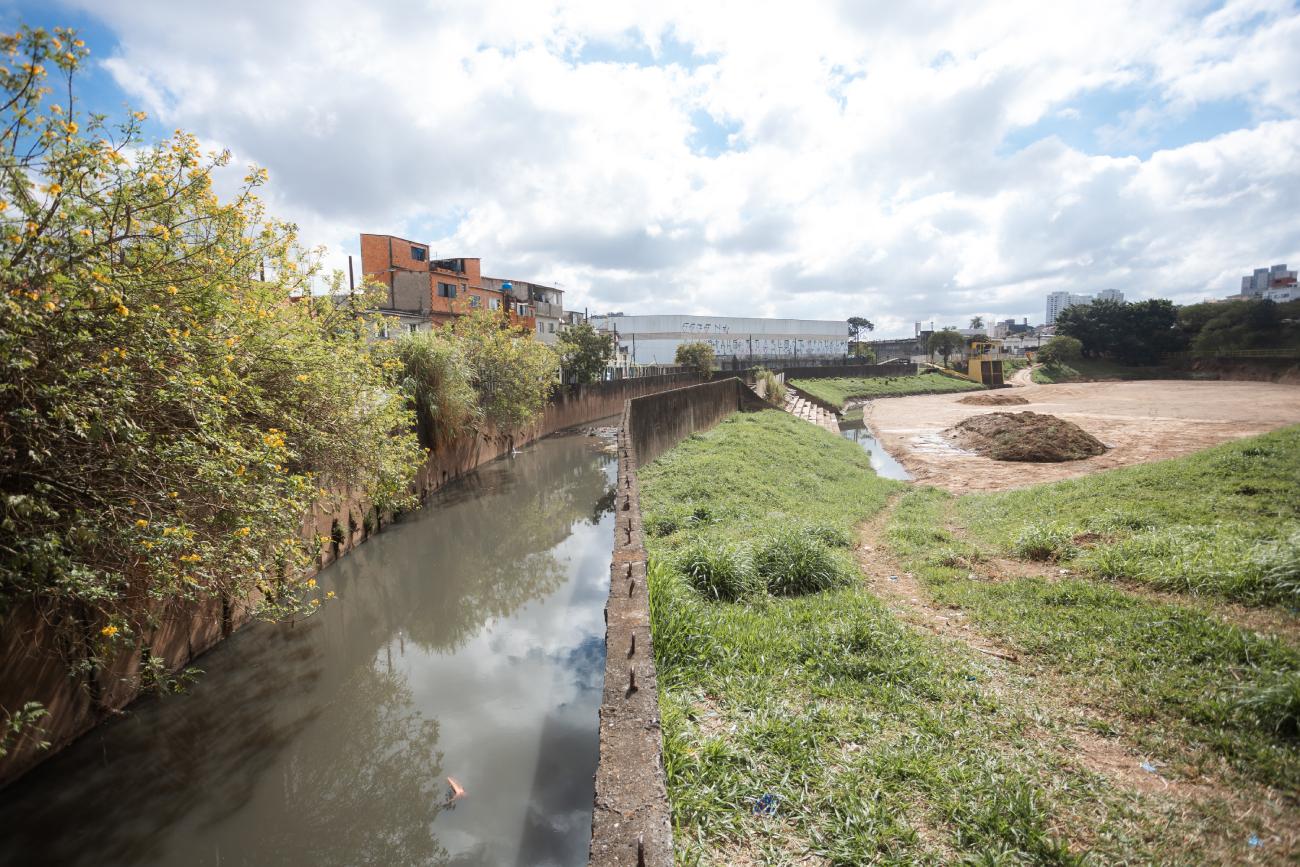São Bernardo inicia obras de canalização do Ribeirão dos Couros e enfrenta gargalo histórico na Vila Galiléia