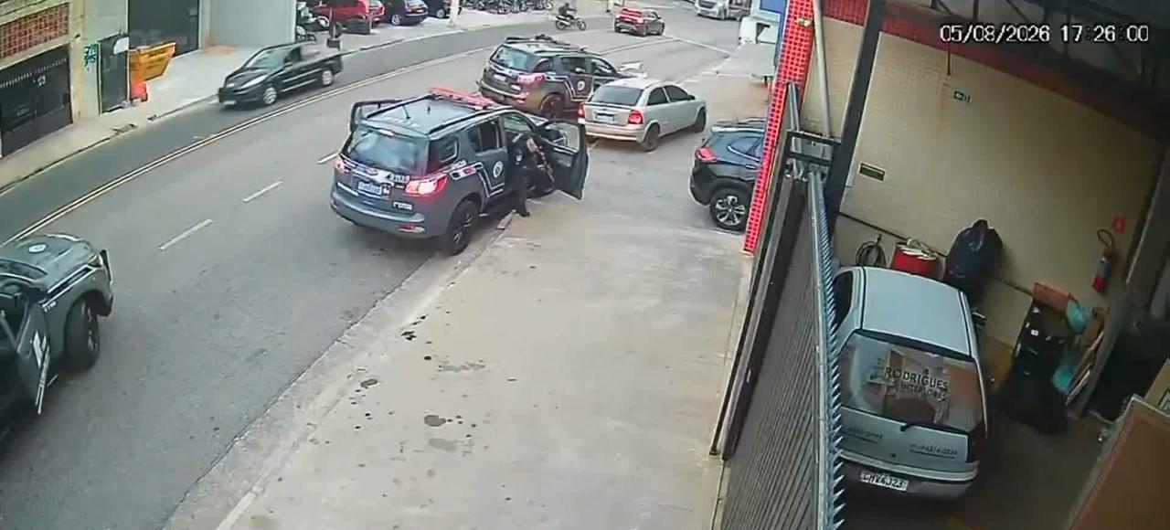 Troca de tiros durante perseguição de roubo de carga termina com três baleados 