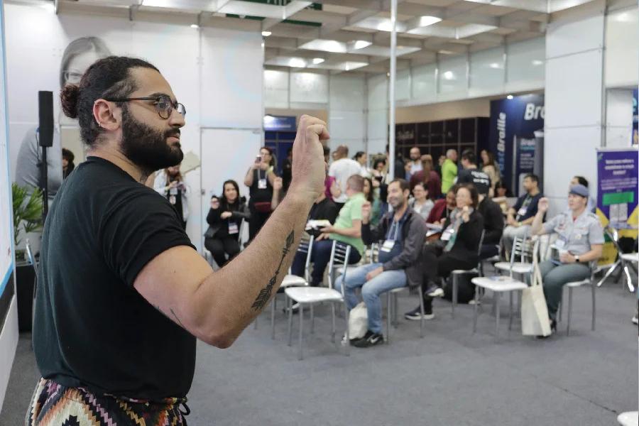 Veja como se inscrever no Curso Básico de Libras 