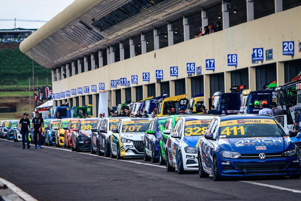 Belas disputas e clima instável dão o tom ao sábado do Campeonato Marcas Brasil Racing em Cascavel