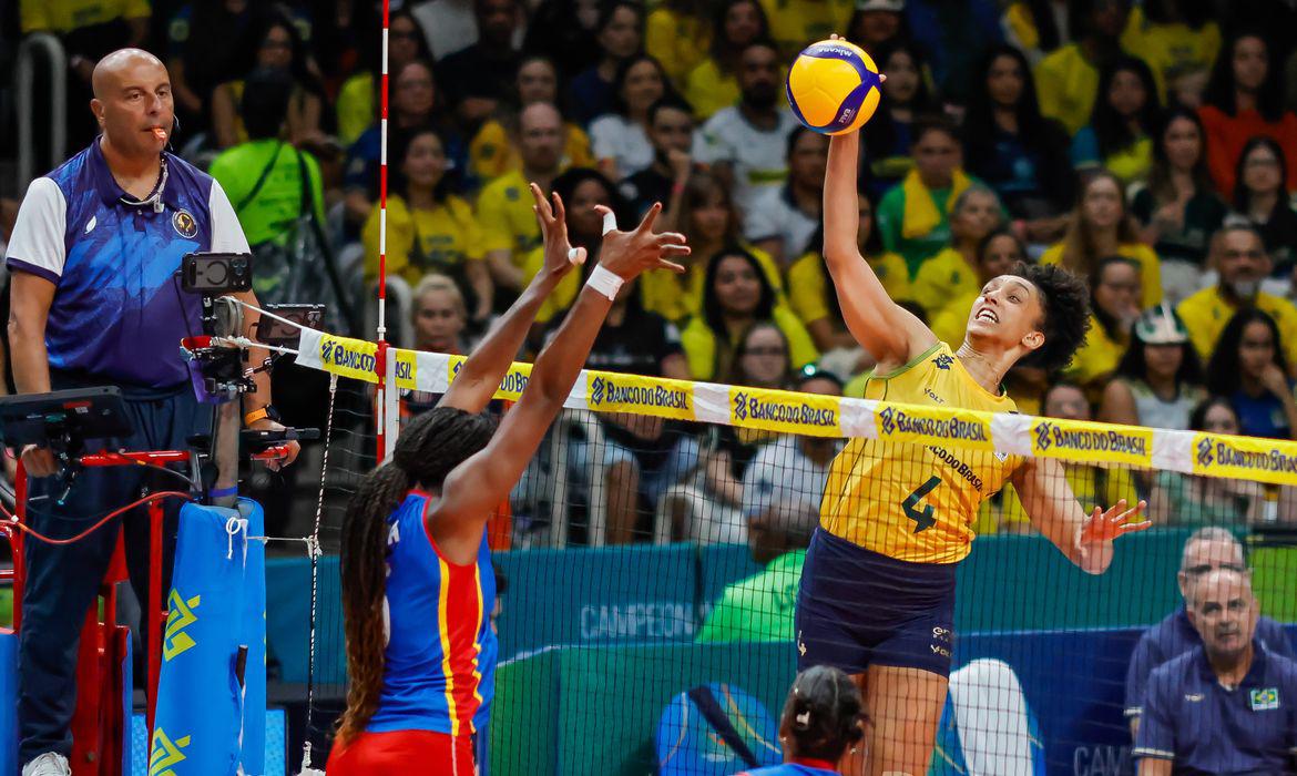 Brasil vence a terceira e lidera Sul-Americano feminino de vôlei 