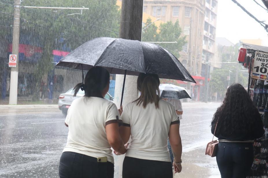 Chuva, ventos e maré elevada marcam fim de semana em Santos