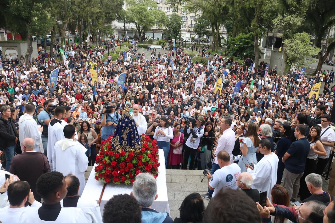 Dia de Nossa Senhora do Monte Serrat reúne milhares de fiéis em missa e procissão em Santos 