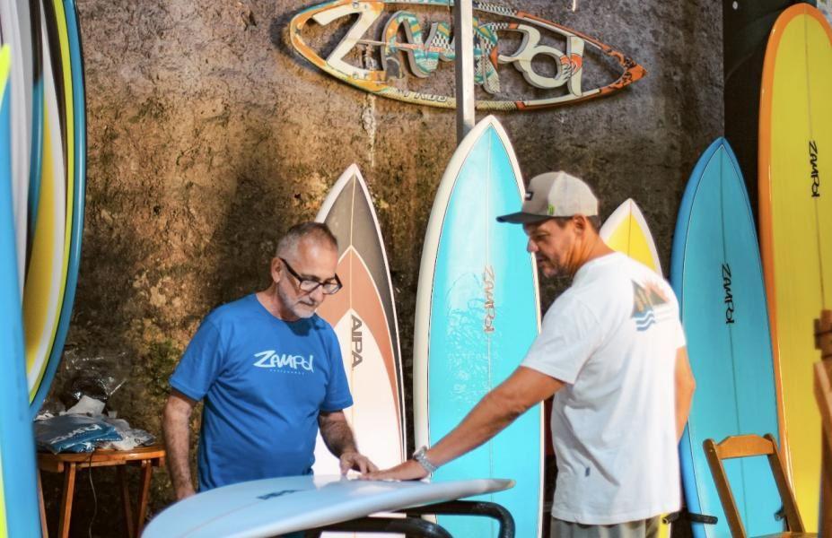 Fabricantes de pranchas de surfe se encontram no Centro Histórico de Santos