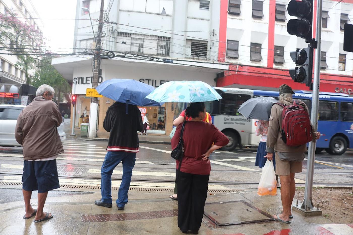 Frente fria traz chuva e rajadas de vento de até 75 km/h a Santos