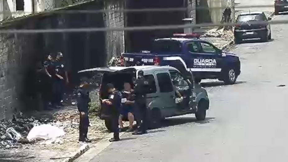 Guarda Municipal flagra descarte de entulho em bairro de Santos e aplica multa de R$ 10 mil