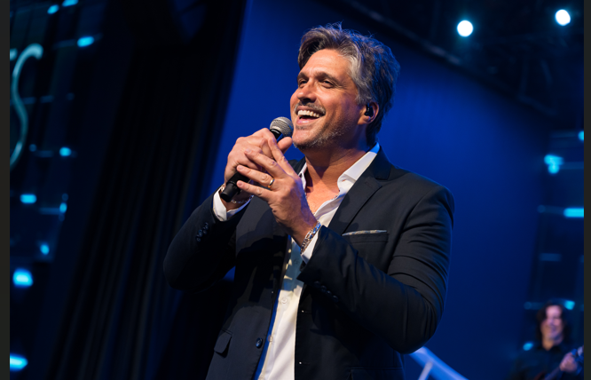 Leo Chaves faz show de encerramento de evento sobre cigarro eletrônico nesta quinta em Uberlândia