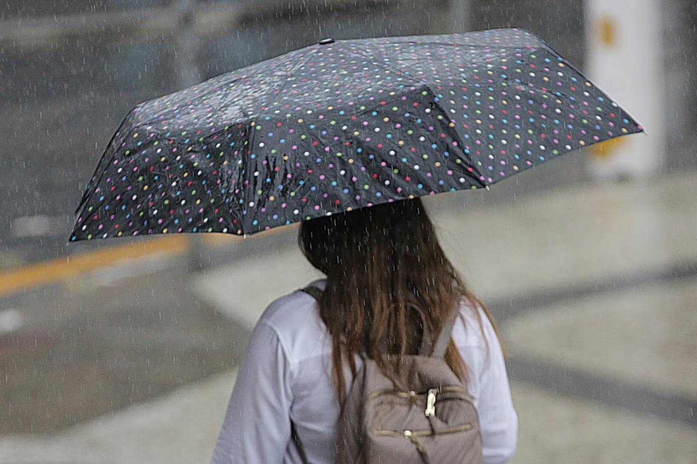 Nova frente fria traz previsão de chuva forte para Santos