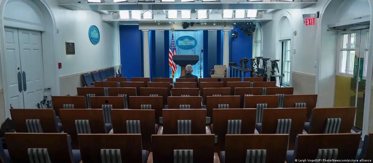 TVs dos EUA suspendem cobertura após Trump vetar jornalistas 