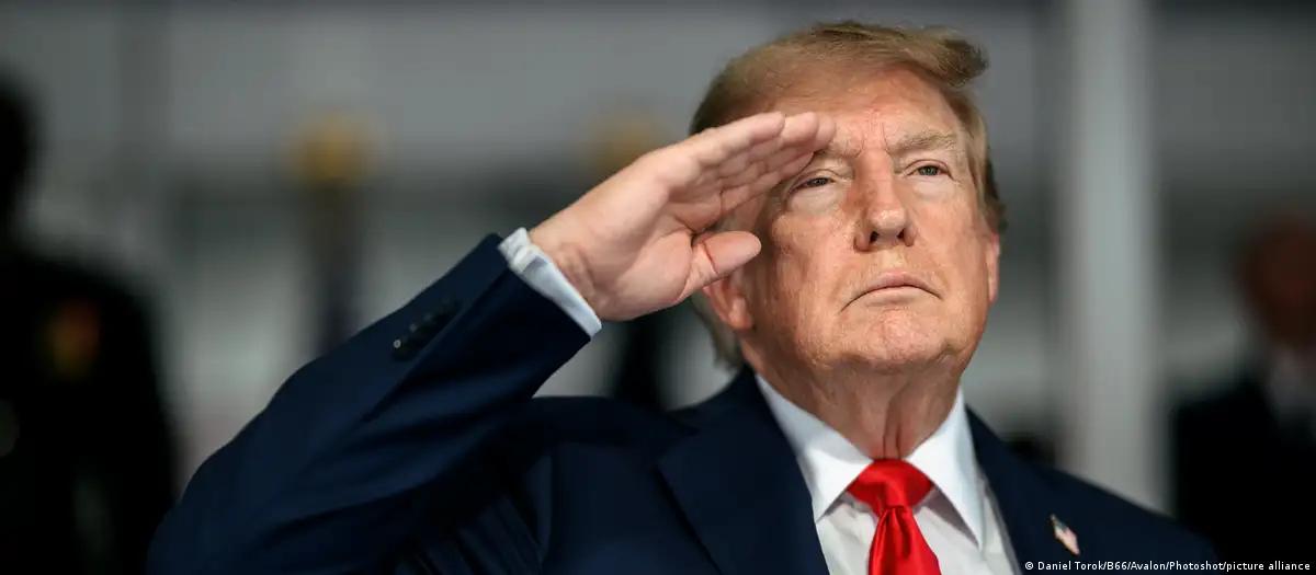 Uniforme espacial de Trump gera comparação com farda nazista