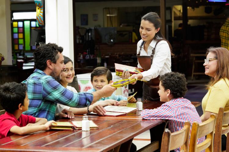Abrasel lança cartilha gratuita para ajudar bares e restaurantes a venderem mais durante a Semana das Crianças  