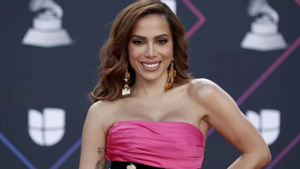 Anitta revela pressão por beleza no início da carreira 
