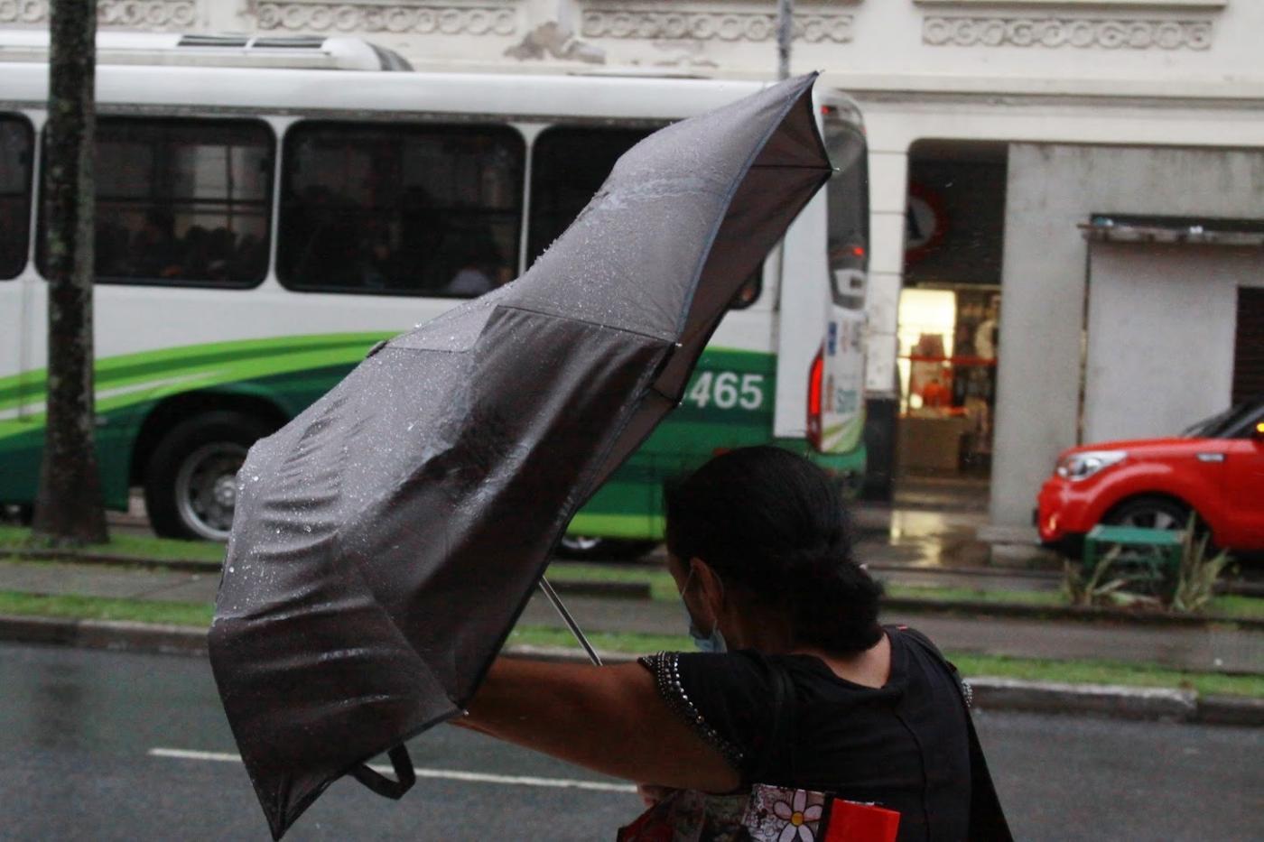 Chuva no período da tarde complica a vida dos eleitores 