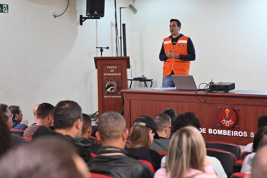 Defesa Civil de Santos reforça preparação para período de chuvas com capacitação de servidores