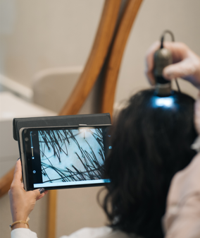 Estudos associam canetas emagrecedoras à queda de cabelo; dermatologista explica os cuidados
