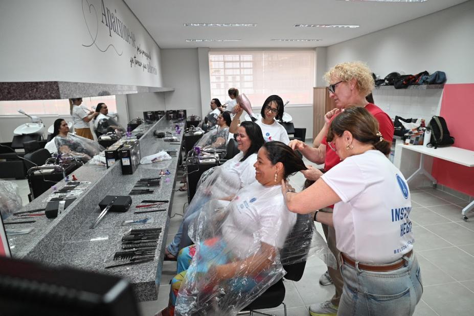 Evento em Santos terá corte gratuito para doação de cabelos a mulheres com câncer