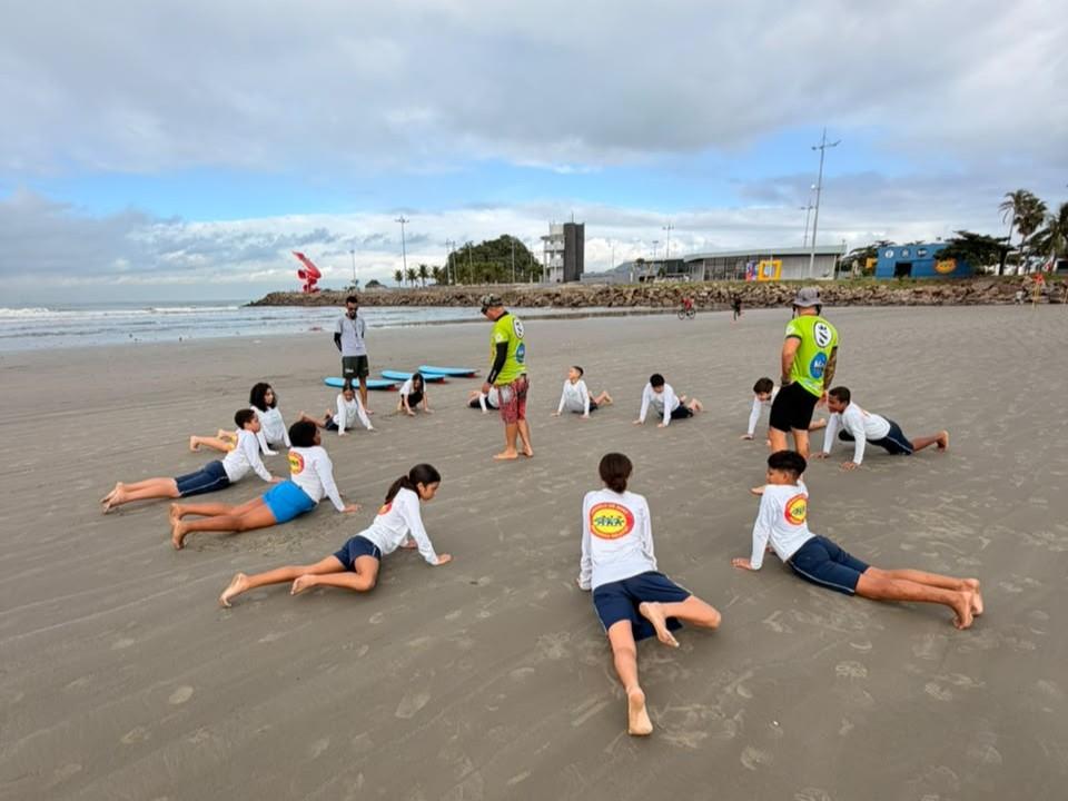 Novo campeonato em Santos reúne escolas de surfe