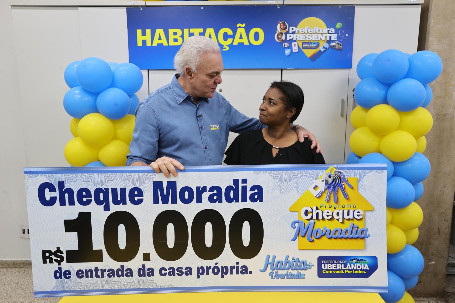 Prefeitura entrega Cheque Moradia em quarta chamada do programa que facilita aquisição da casa própria