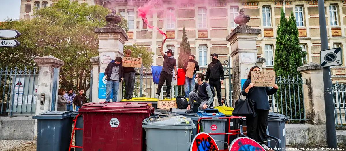 Protestos estudantis levam França a fechar escolas 
