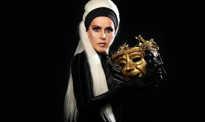A CAIXA Cultural São Paulo recebe a peça ‘Elogio da Loucura’, protagonizada pela atriz Leona Cavalli