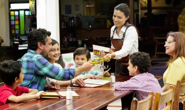 Abrasel lança cartilha gratuita para ajudar bares e restaurantes a venderem mais durante a Semana das Crianças  