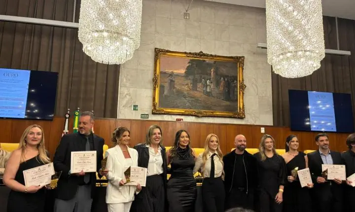 Ana Carolina Gonçalves , CEO da AC Clinic Estética Avançada, brilha na segunda Edição Ouro Melhores do Ano e assina homenagens ao lado da Vereadora Edir Sales
