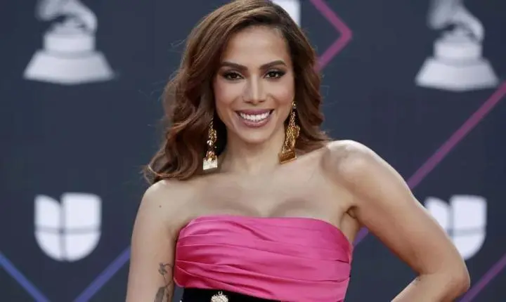 Anitta revela pressão por beleza no início da carreira 